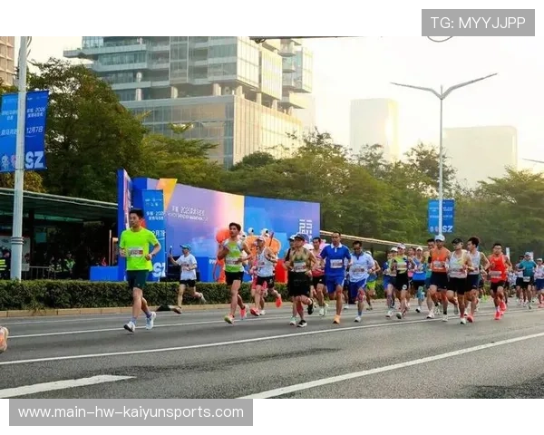 国际马拉松天气条件理想，选手热身节奏平稳